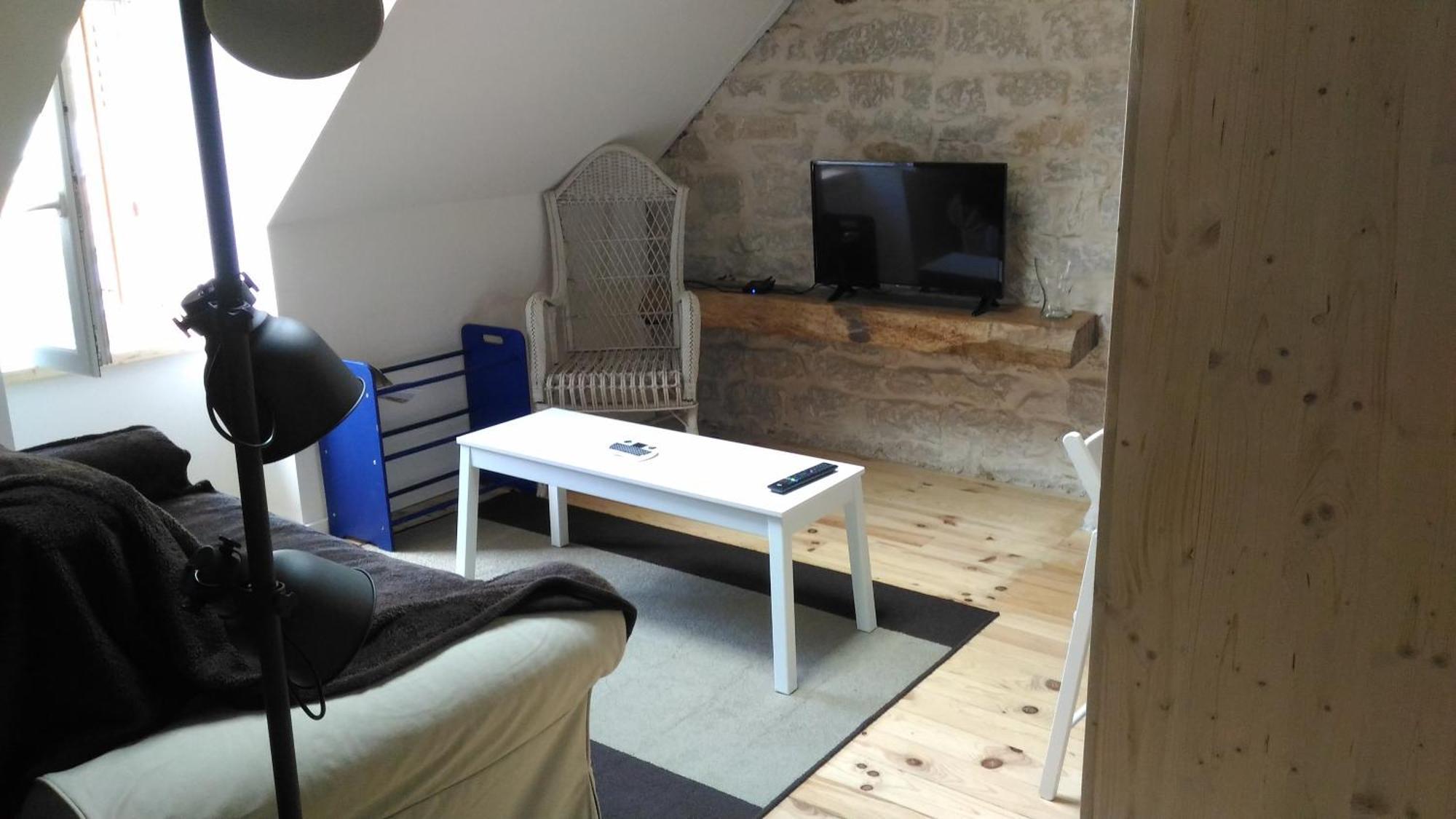 Studio Meuble Proche Conseil Departemental Du Jura ลงส์-เลอ-โซนีเย ภายนอก รูปภาพ